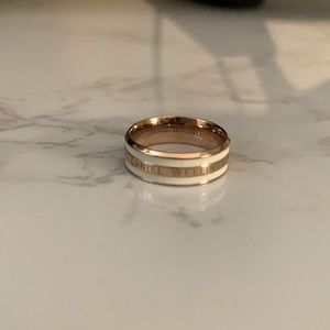 Daniel Wellington ring size 6. No scratches. Worn a handful of times.